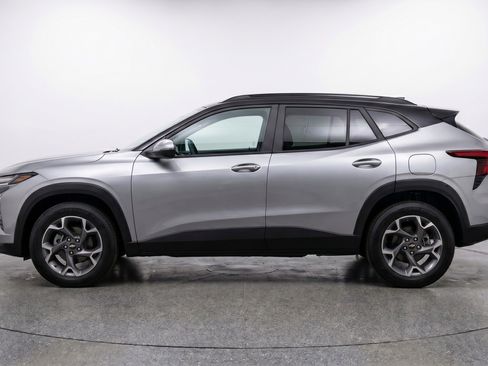 Used 2025 Chevrolet Trax LT FWD image 5