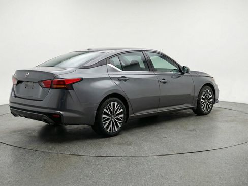 Used 2025 Nissan Altima 2.5 SV FWD image 9
