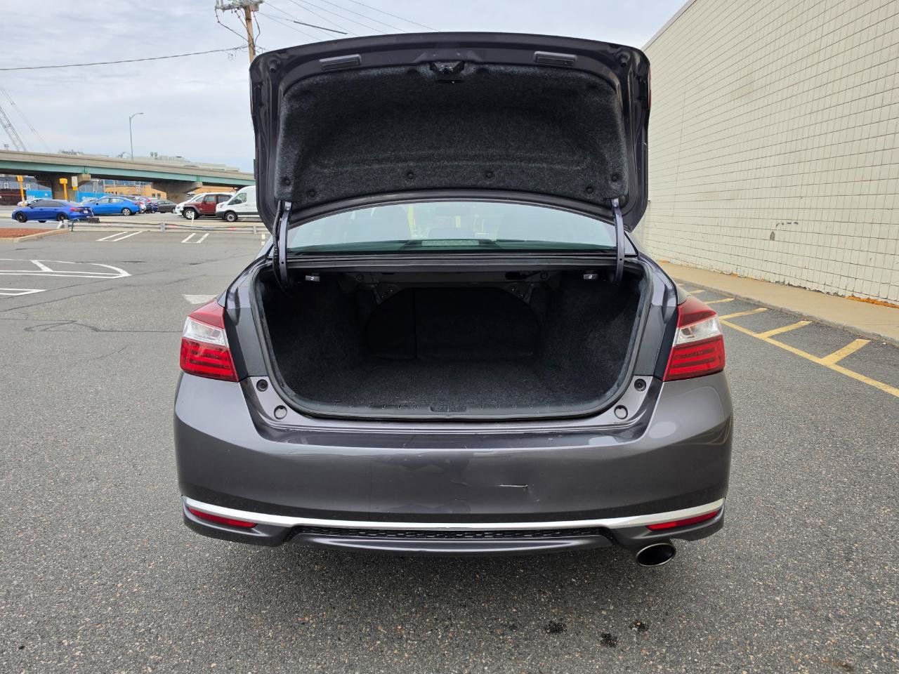 Used 2017 Honda Accord EX image 9