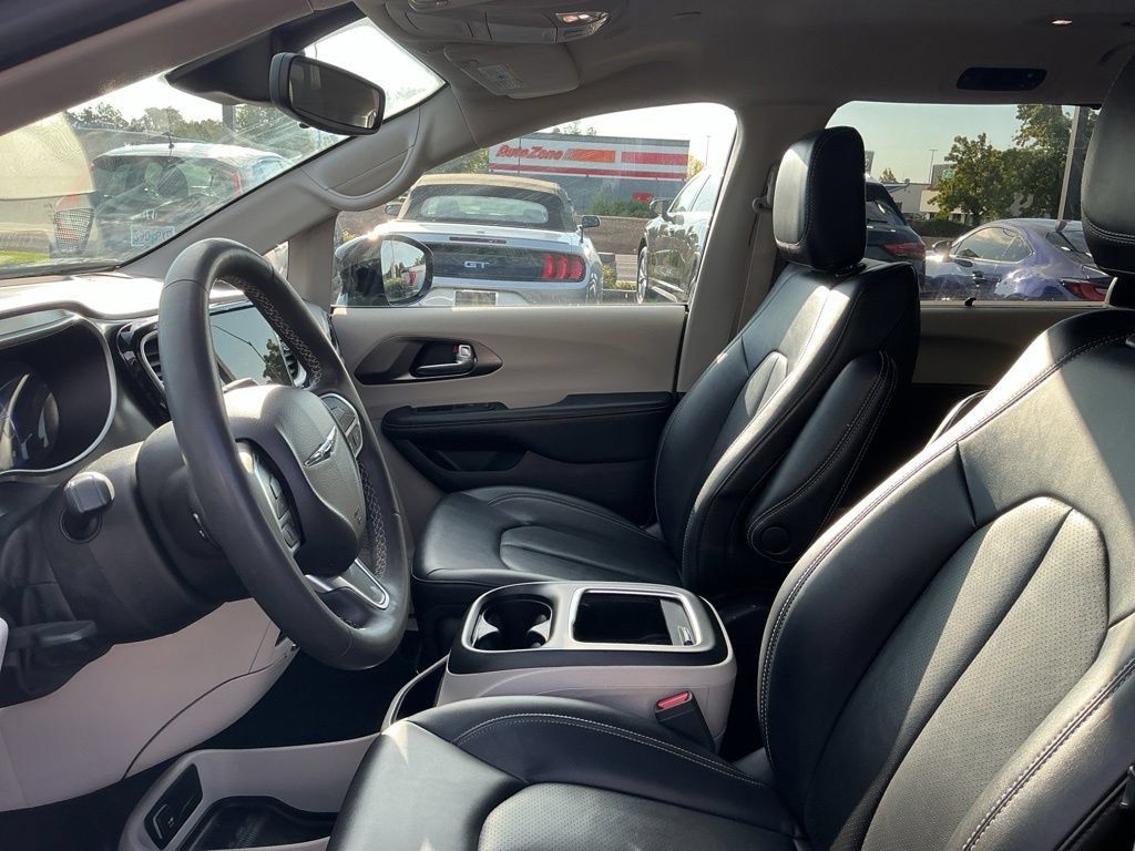 Used 2024 Chrysler Pacifica Touring-L FWD image 7