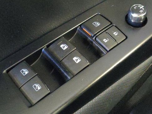 Used 2019 Toyota Highlander LE image 27