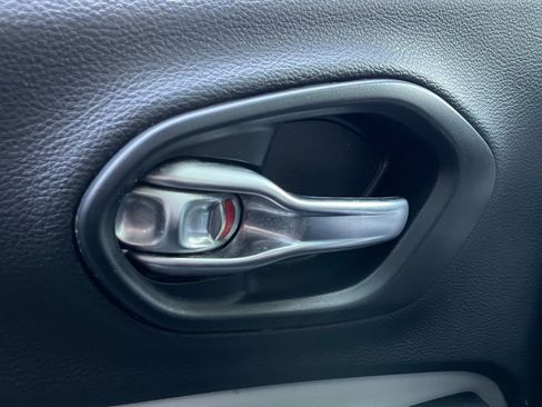 Used 2021 Jeep Cherokee Latitude Plus image 13