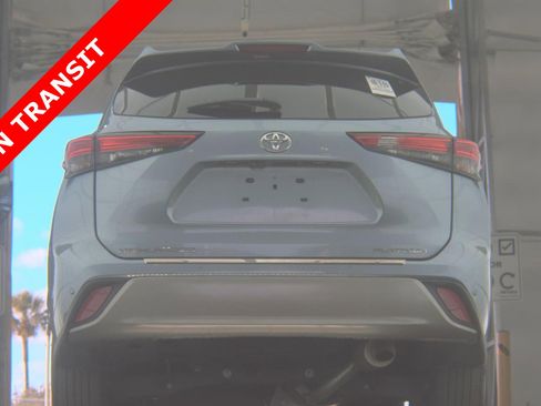 Used 2023 Toyota Highlander Platinum FWD image 4