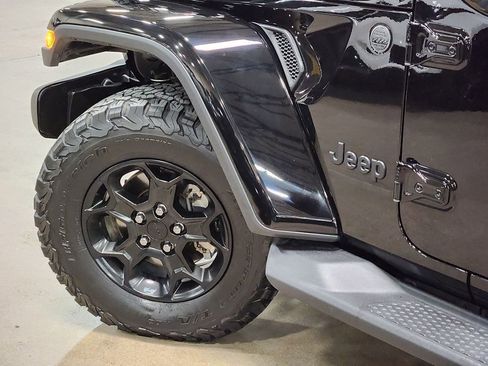 Used 2023 Jeep Gladiator Sport image 23