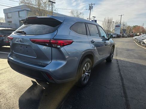 Used 2023 Toyota Highlander XLE AWD/4WD image 6