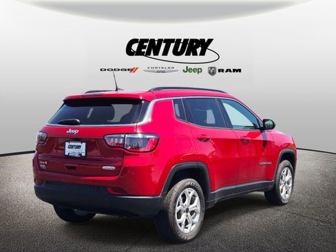 Used 2025 Jeep Compass Latitude w/ Sun & Sound Group AWD/4WD image 4