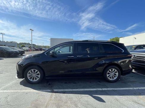 Used 2024 Toyota Sienna XLE image 11