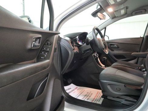 Used 2020 Chevrolet Trax LS FWD image 9