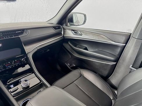 Used 2024 Jeep Grand Cherokee Limited w/ Luxury Tech Group II image 24