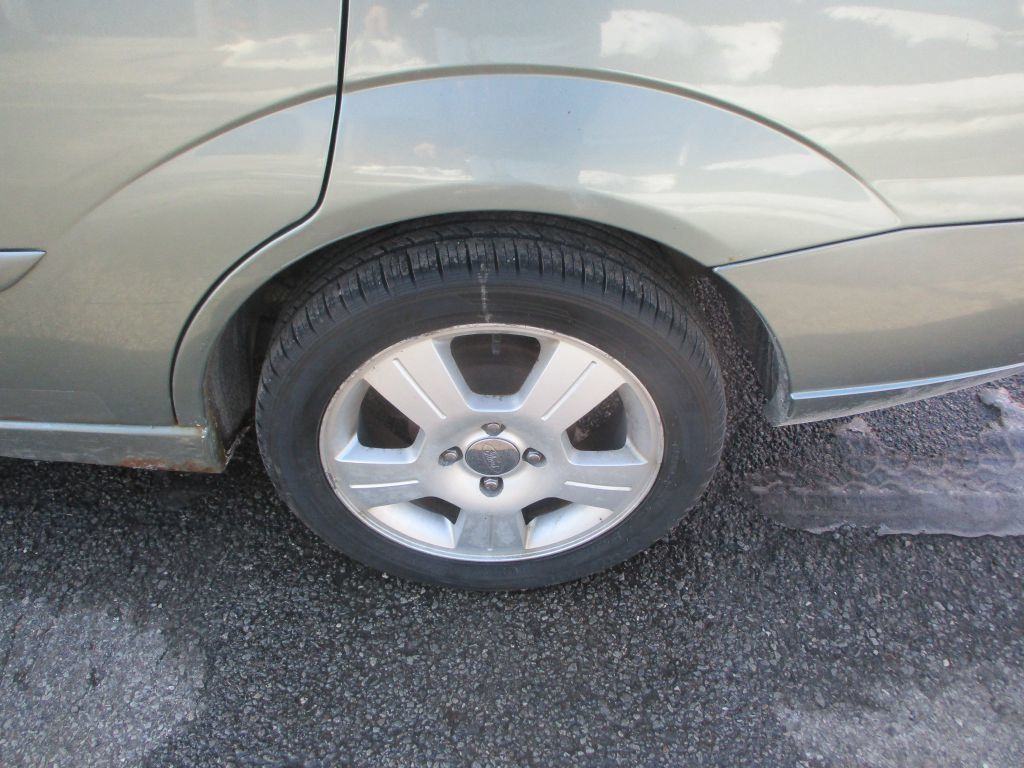 Used 2006 Ford Focus ZX4 Sedan FWD image 8