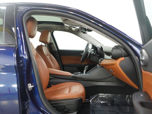 Used 2018 Alfa Romeo Giulia AWD image 11