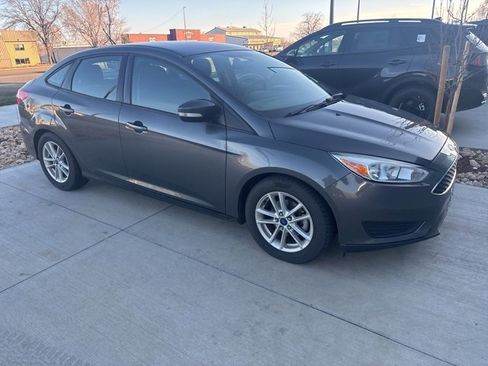 Used 2015 Ford Focus SE image 2