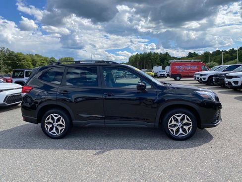 Used 2022 Subaru Forester Premium image 2