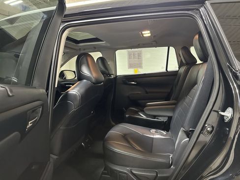 Used 2023 Toyota Highlander XLE AWD/4WD image 23
