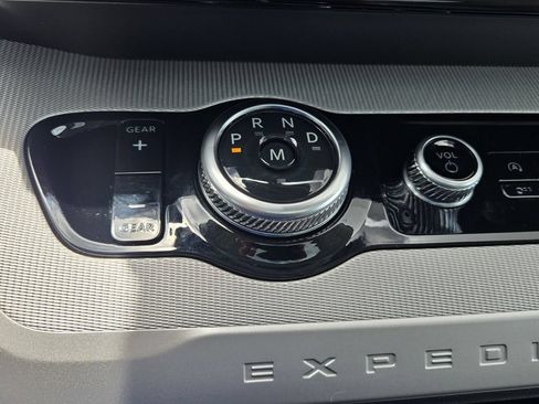 Used 2025 Ford Expedition Active AWD/4WD image 18