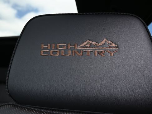 New 2026 Chevrolet Suburban High Country image 5