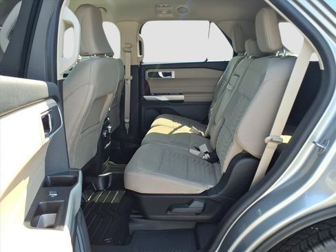 Used 2021 Ford Explorer XLT image 11
