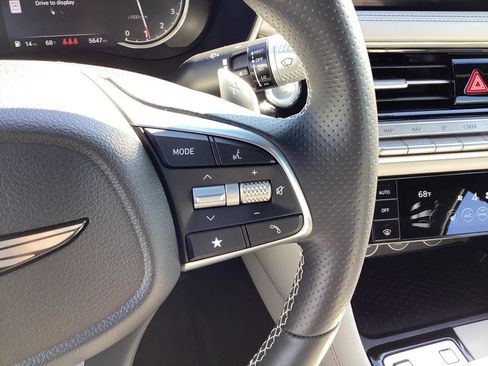 Used 2025 Genesis G70 2.5T image 28