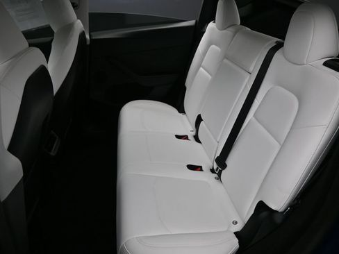 Used 2024 Tesla Model Y 2WD image 31
