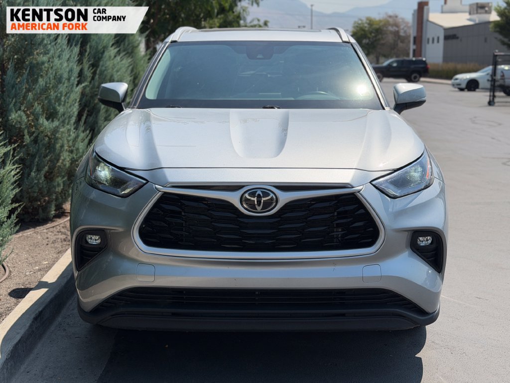 Used 2025 Toyota Highlander XLE AWD/4WD image 2