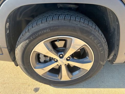 Used 2019 Jeep Cherokee Limited AWD/4WD image 9