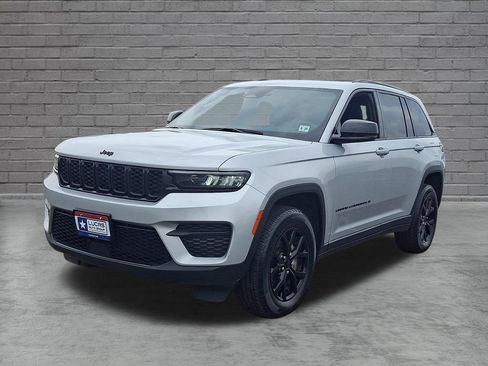 Used 2024 Jeep Grand Cherokee Altitude AWD/4WD image 5