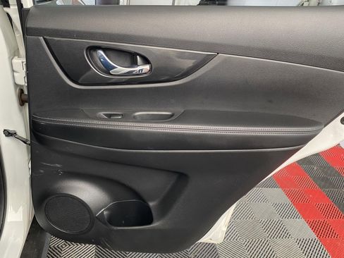 Used 2017 Nissan Rogue SV AWD/4WD image 10