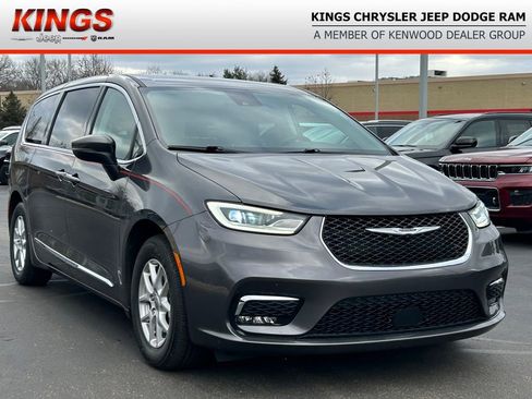 Used 2023 Chrysler Pacifica Touring-L image 1