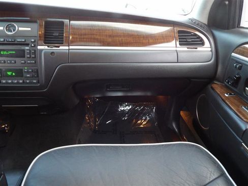 Used 2006 Lincoln Town Car Signature Limited image 17