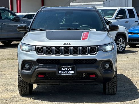 Used 2025 Jeep Compass Trailhawk AWD/4WD image 10