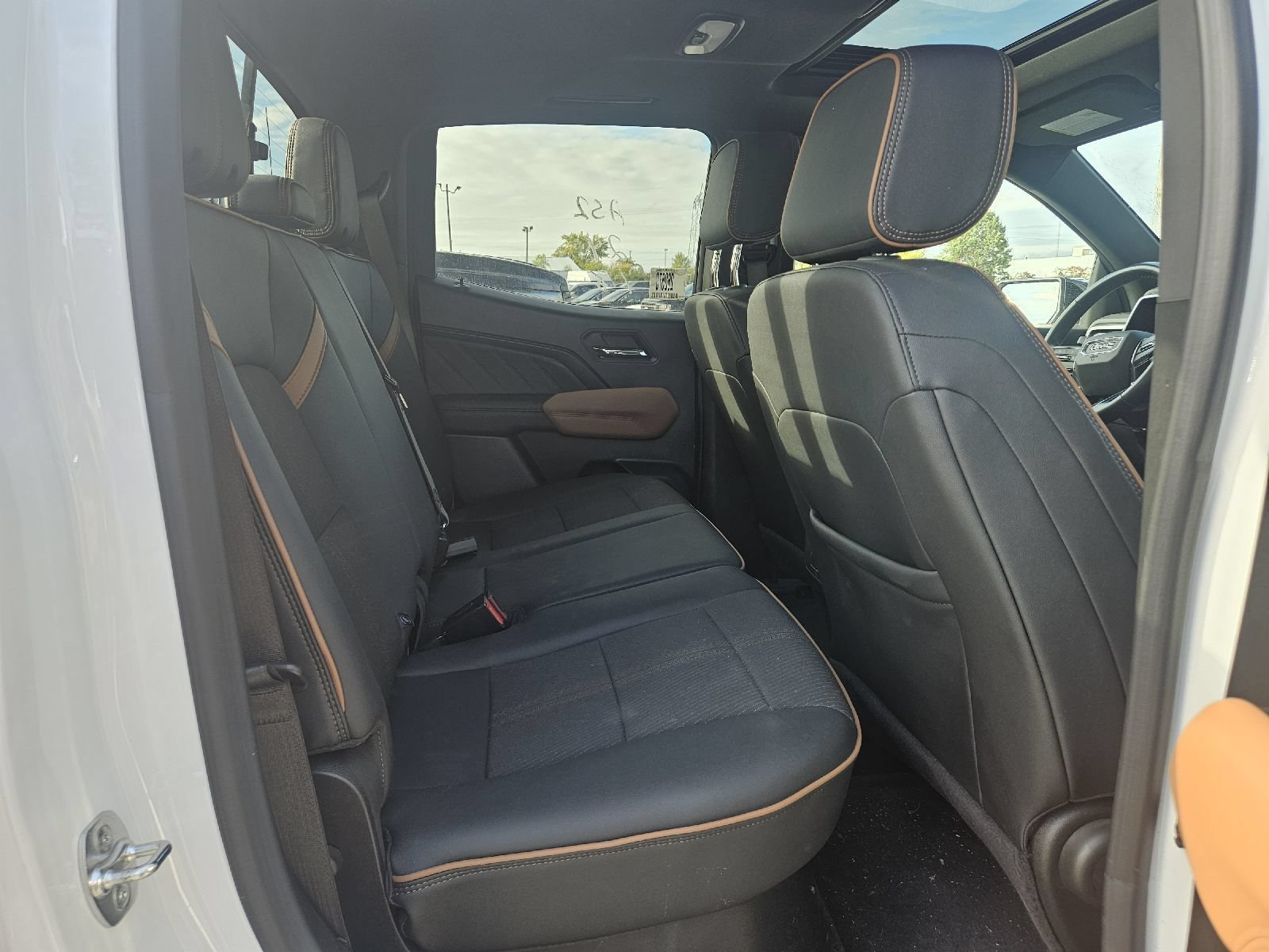 Used 2024 GMC Canyon AT4 w/ Technology Package AWD/4WD image 9