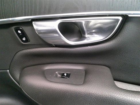 Used 2020 Volvo XC90 T6 Momentum w/ Protection Package Premier image 47