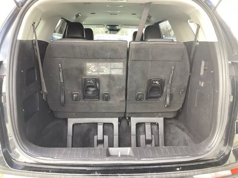 Used 2023 Kia Carnival LX image 11