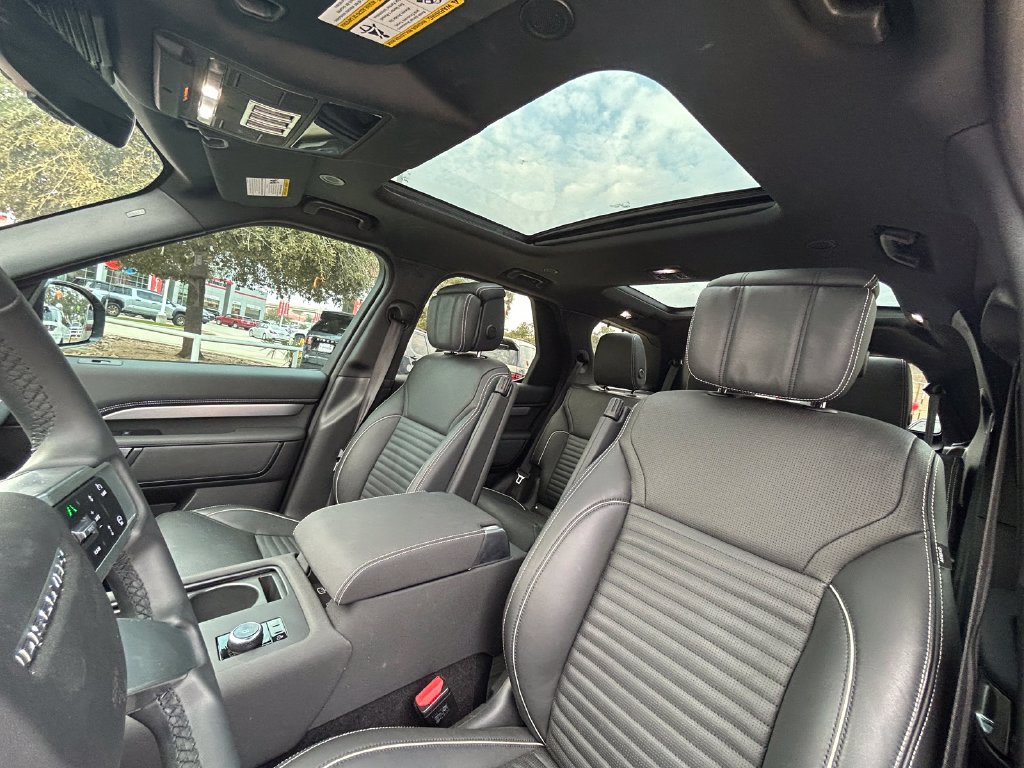 Used 2024 Land Rover Discovery Dynamic SE AWD/4WD image 13