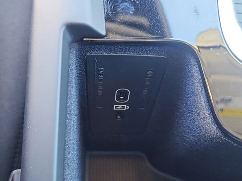 Used 2025 Volvo XC60 B5 Core AWD/4WD image 10