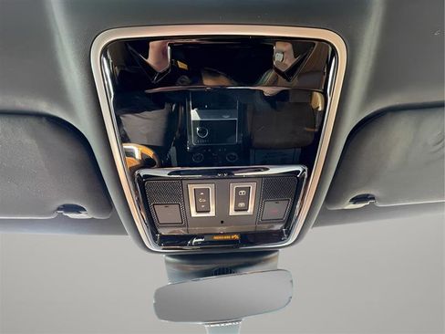 Used 2019 Land Rover Range Rover Velar R-Dynamic SE image 23