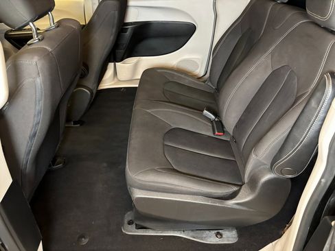 Used 2020 Chrysler Voyager L image 20