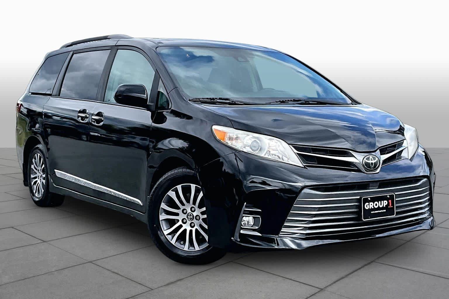 Used 2018 Toyota Sienna XLE w/ XLE Navigation Package FWD image 3