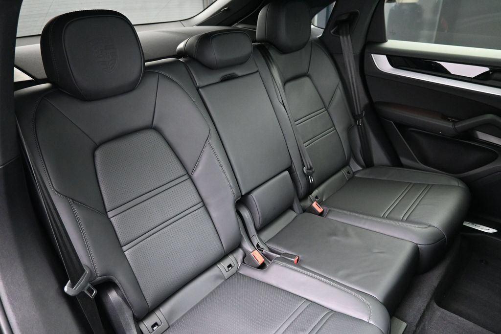 Certified 2025 Porsche Cayenne Coupe AWD/4WD image 26