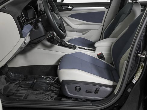 Used 2025 Volkswagen Jetta SE w/ Sunroof Package FWD image 25