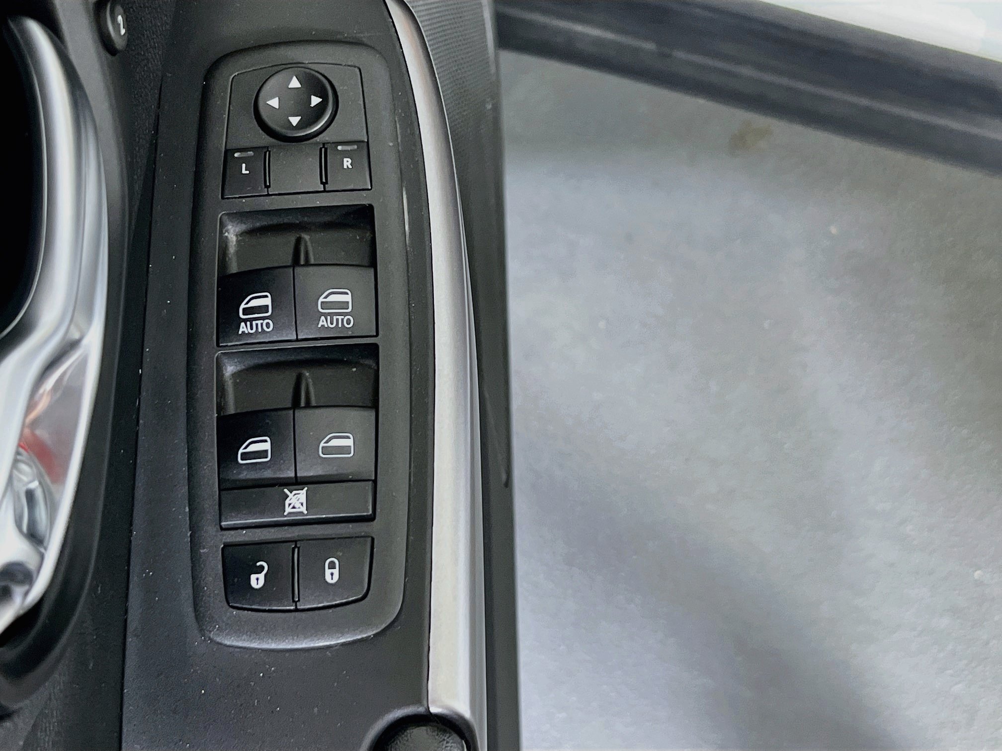Used 2022 Jeep Cherokee Limited AWD/4WD image 17