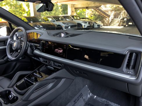 Certified 2025 Porsche Cayenne AWD/4WD image 57