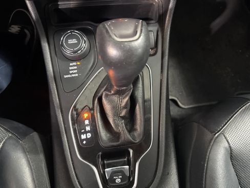 Used 2019 Jeep Cherokee Limited w/ Technology Group image 28