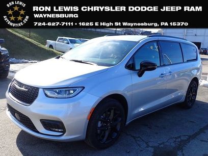 New 2026 Chrysler Pacifica Select w/ S Appearance Package