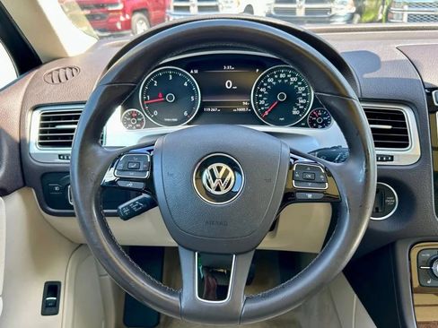 Used 2016 Volkswagen Touareg TDI image 20