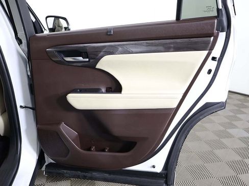 Used 2022 Toyota Highlander Limited image 30