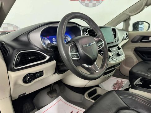 Used 2022 Chrysler Pacifica Touring-L FWD image 10