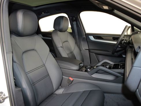 Used 2026 Porsche Cayenne Coupe image 37