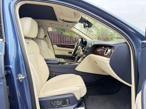 Used 2017 Bentley Bentayga AWD/4WD image 31