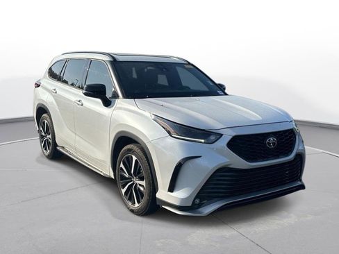 Used 2022 Toyota Highlander XSE FWD image 4